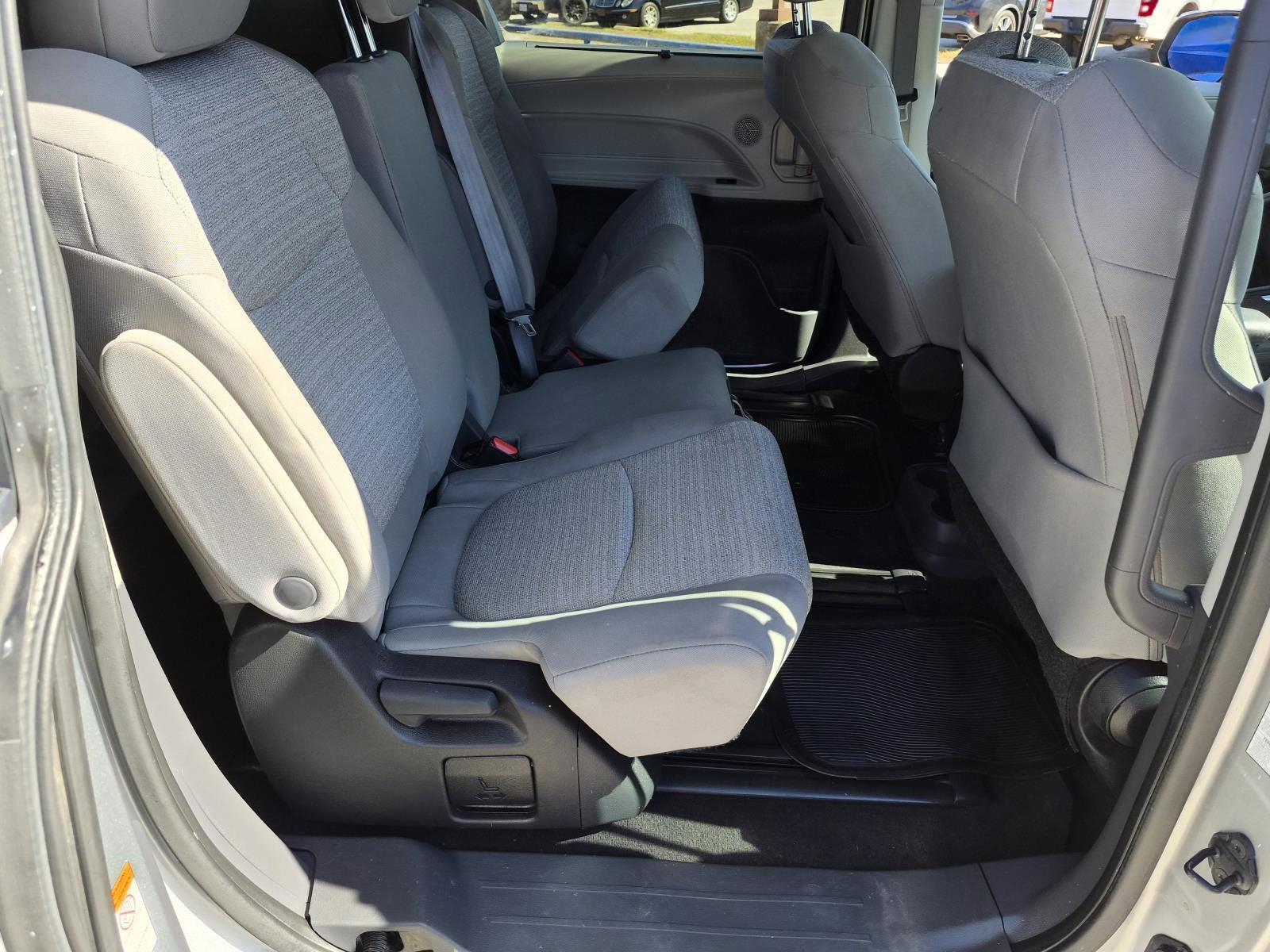 2022 Toyota Sienna LE