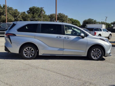 2022 Toyota Sienna LE