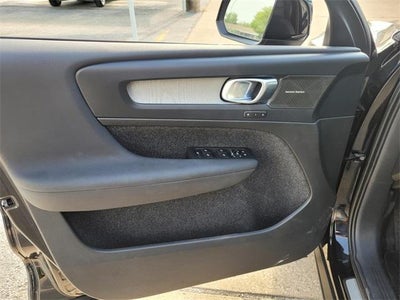 2023 Volvo XC40 Ultimate Dark Theme