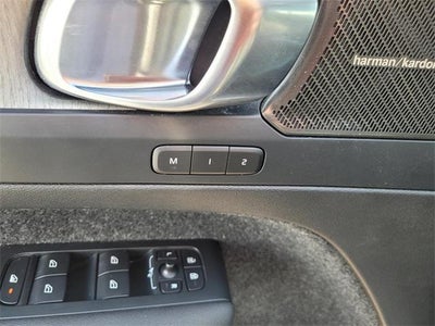 2023 Volvo XC40 Ultimate Dark Theme