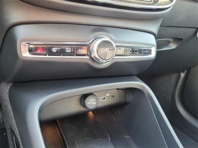 2023 Volvo XC40 Ultimate Dark Theme